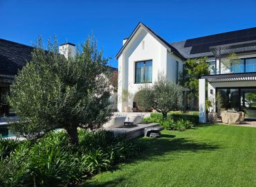 Structured patio garden with clipped hedges, gravel pathways and outdoor loungers by CSA Landscaping, the best landscapers in the Boland and Cape Winelands, at The Acres at Pearl Valley